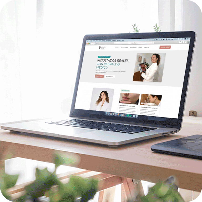 Escritorio de trabajo con laptop mostrando diseño web